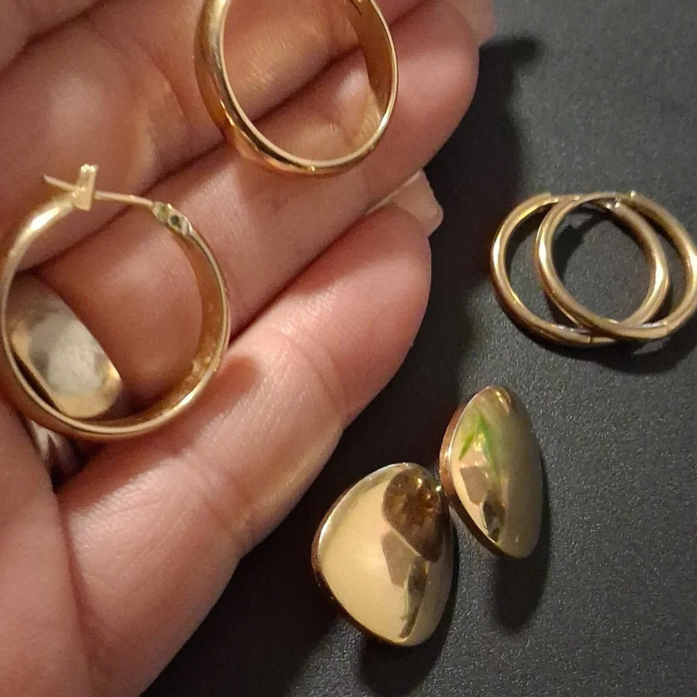 Beautiful Well Made Vintage Gold Hoop and Drop Earrings Set. - Picture 8 of 8